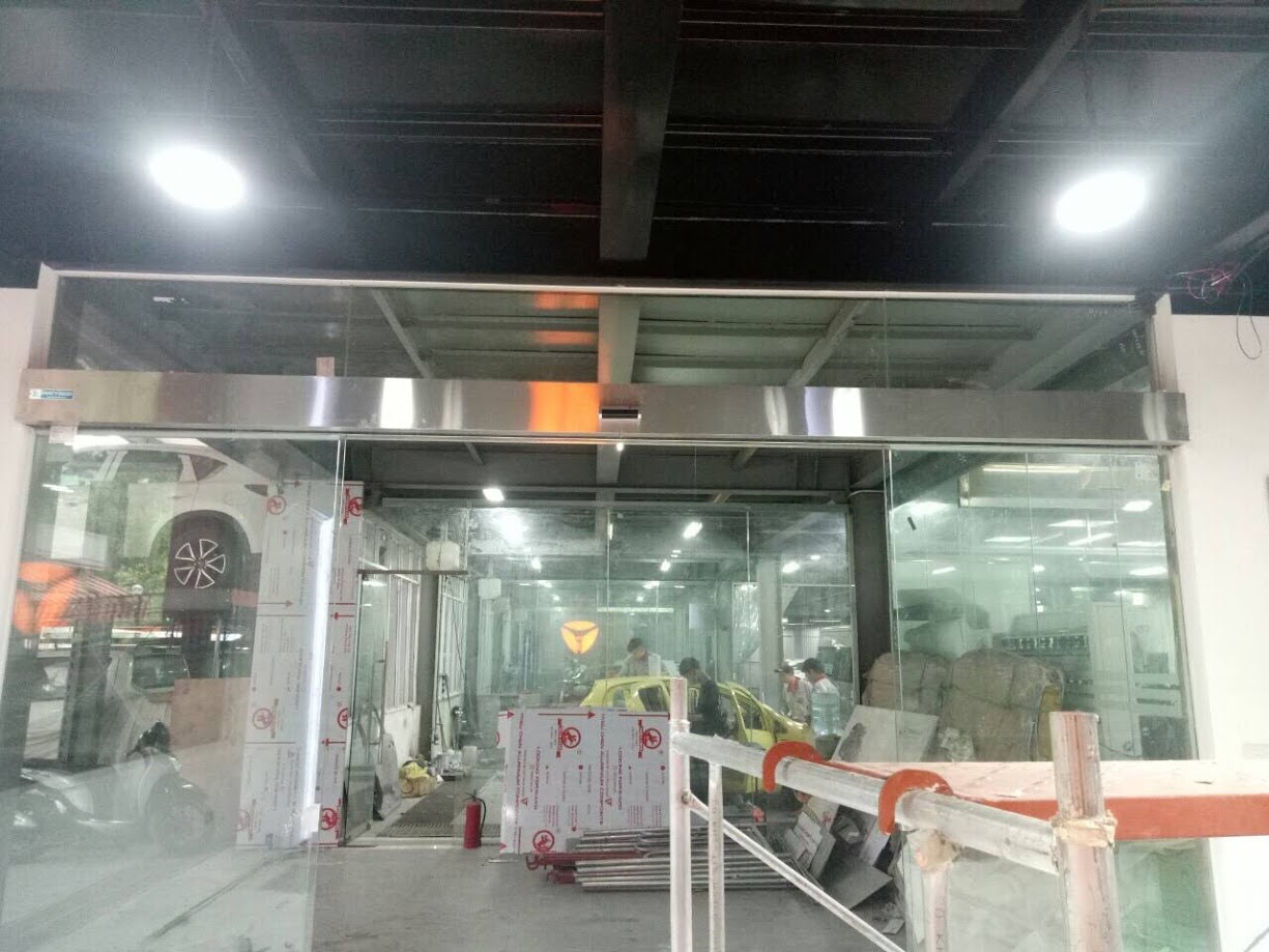 Hệ cửa kính tự động lắp đặt cho khu vực thương mại
